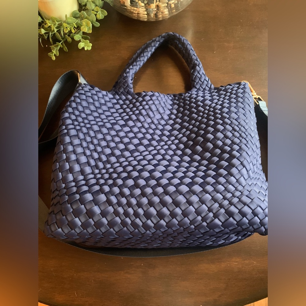 Ah•Dorned Lilly Woven Neoprene Tote with Pouch (navy)